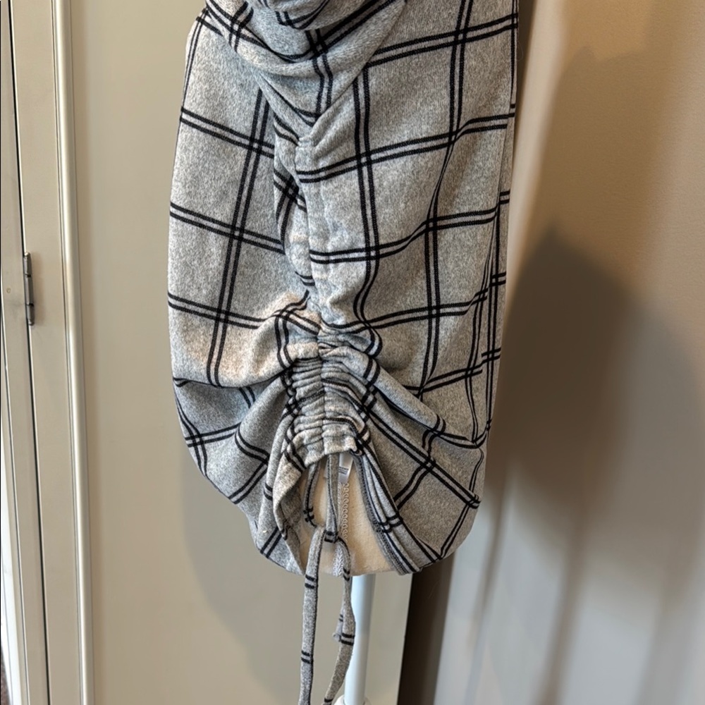 Inner Circle Gray Plaid Turtleneck Sweater - Picture 3 of 4